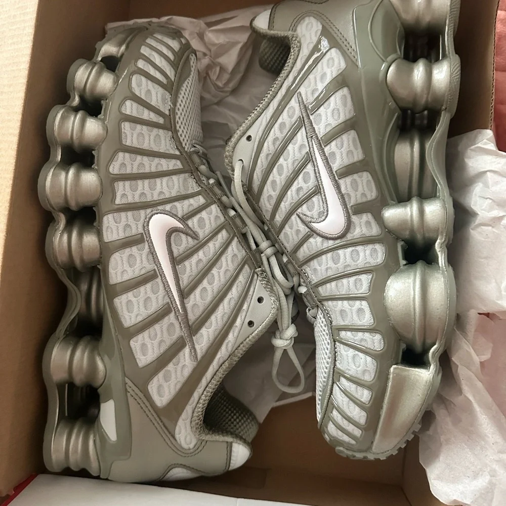 Green Nike Shox. Brand New - Picture 2 of 5